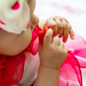 Bebê com frutas