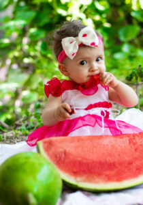 Bebê com frutas