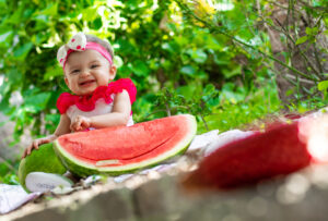 Bebê com frutas