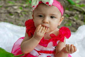 Bebê com frutas