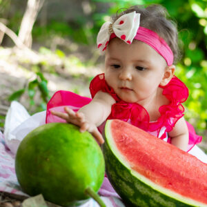 Bebê com frutas